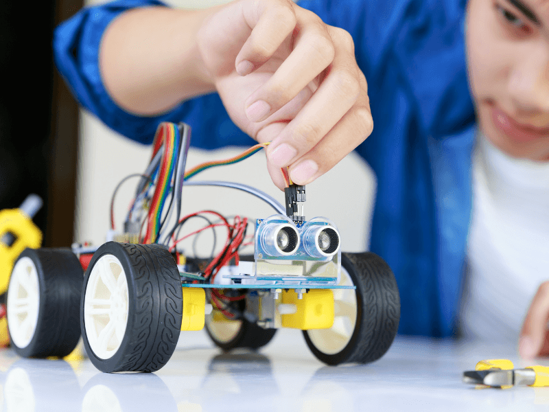 หลักสูตรหุ่นยนต์ AI เบื้องต้น : เรียนรู้การควบคุมและการเขียนโปรแกรม (AI Robotics and Programming Basics) (ทีม 3 คน และครูควบคุมทีม 1 คน)